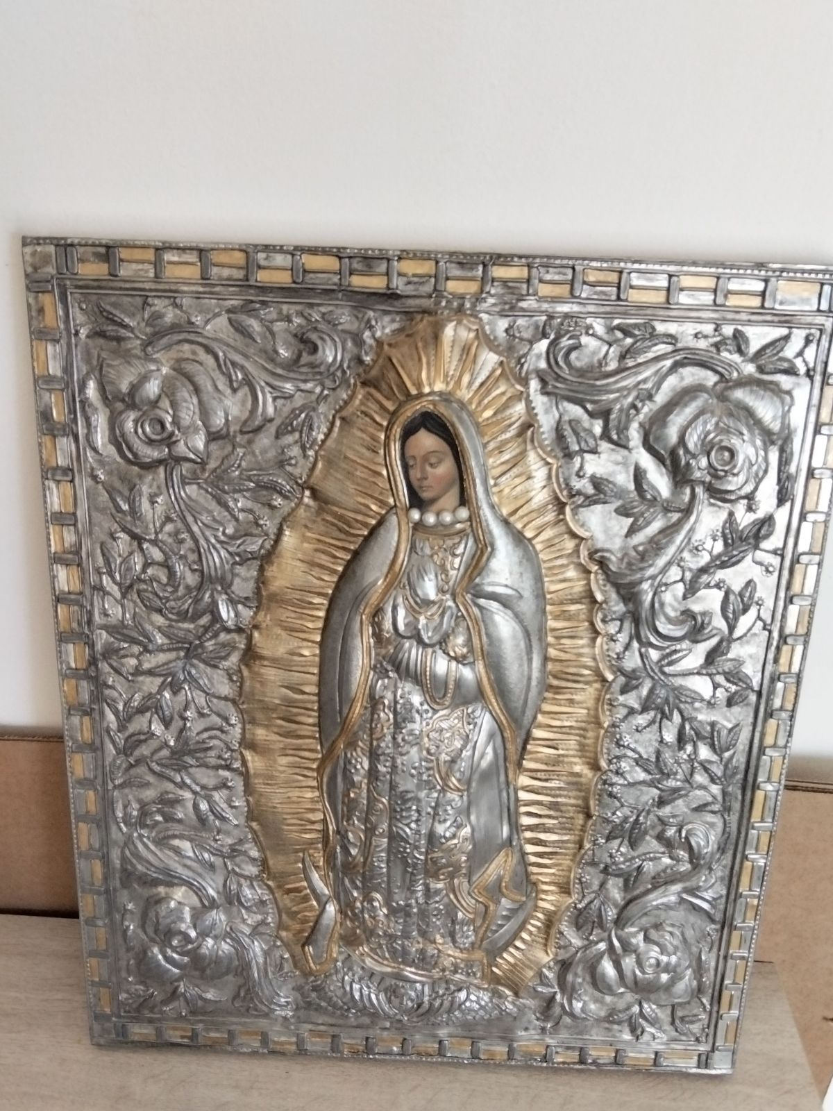 Virgen de Guadalupe repujada en estaño hecha a mano