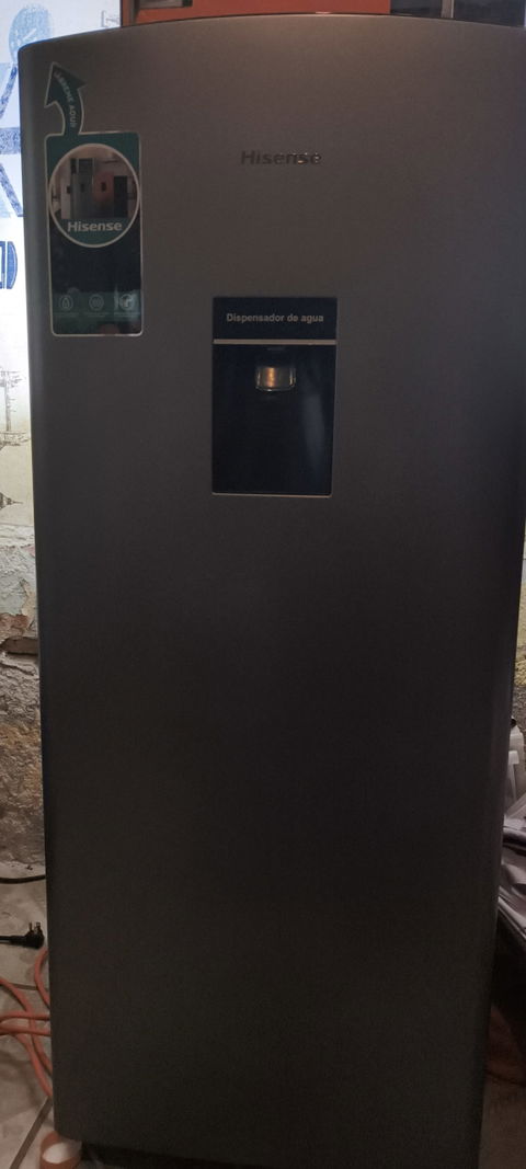 Refrigerador Hisense 7 Pies con Dispensador de Agua - Buen Estado