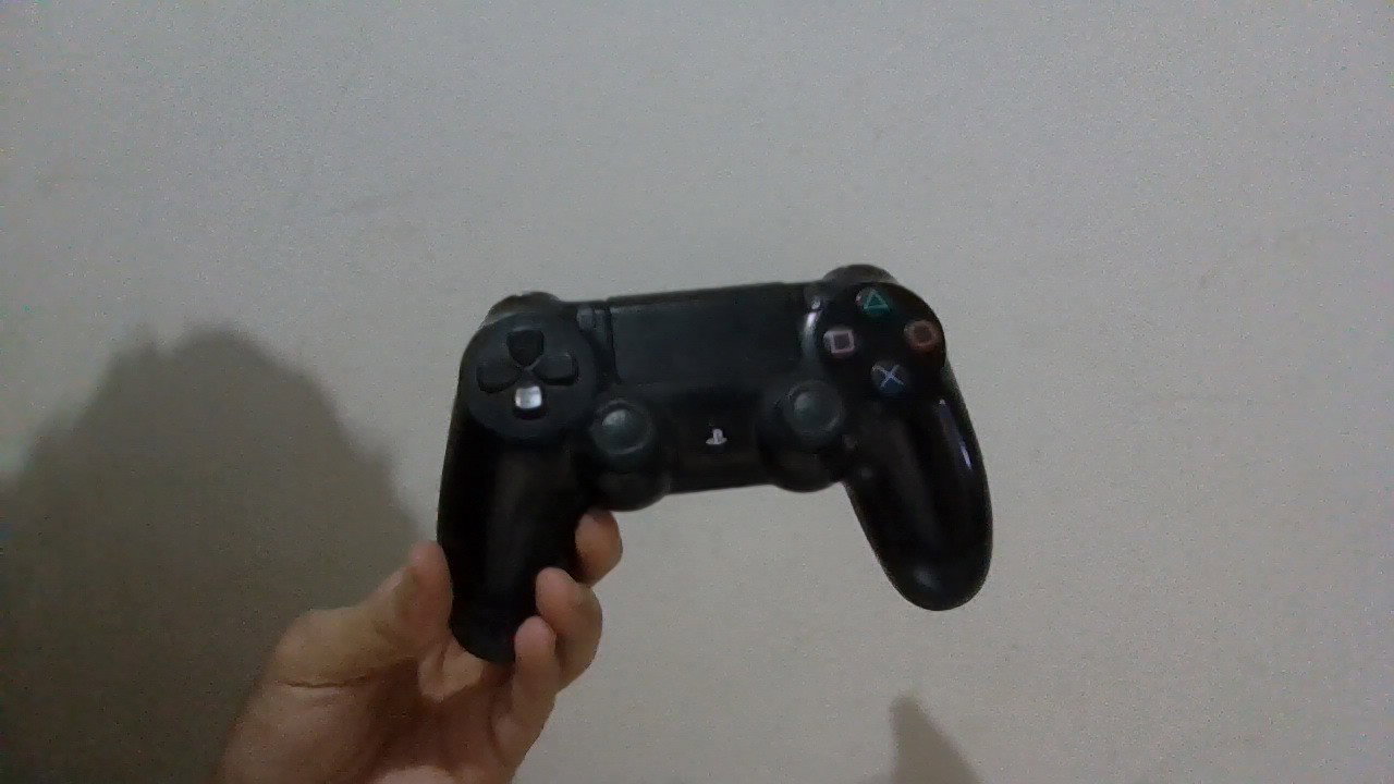 Mando de playstation 4 y videojuego evolve