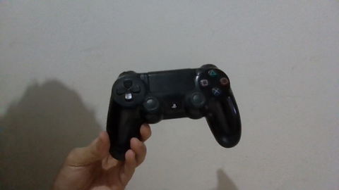 Mando de playstation 4 y videojuego evolve