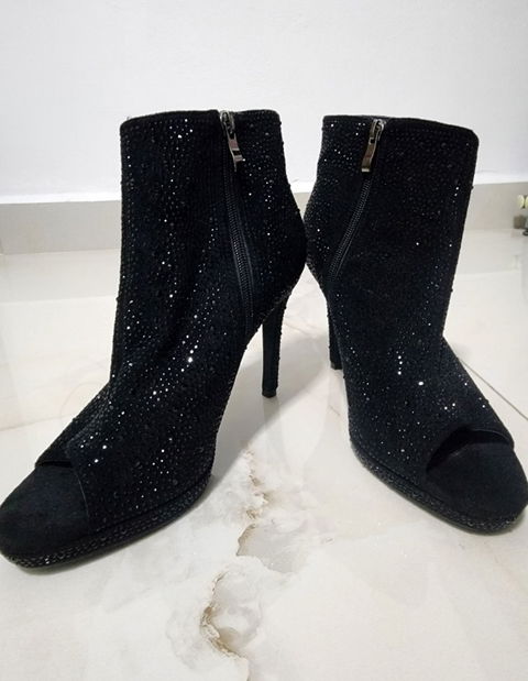 Botines de tacón de aguja negros con pedrería.