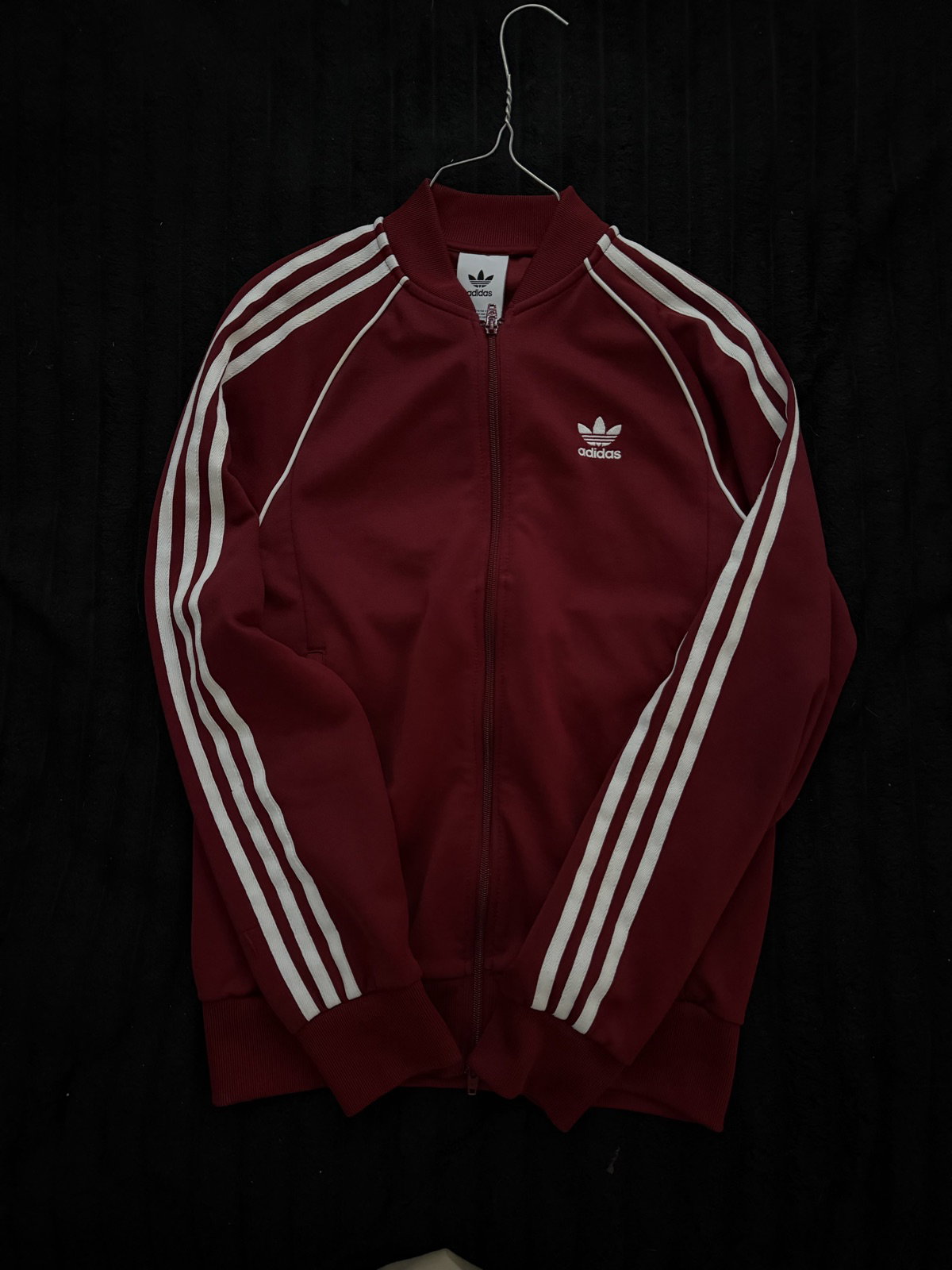Chamarra Adidas Roja con Rayas Blancas