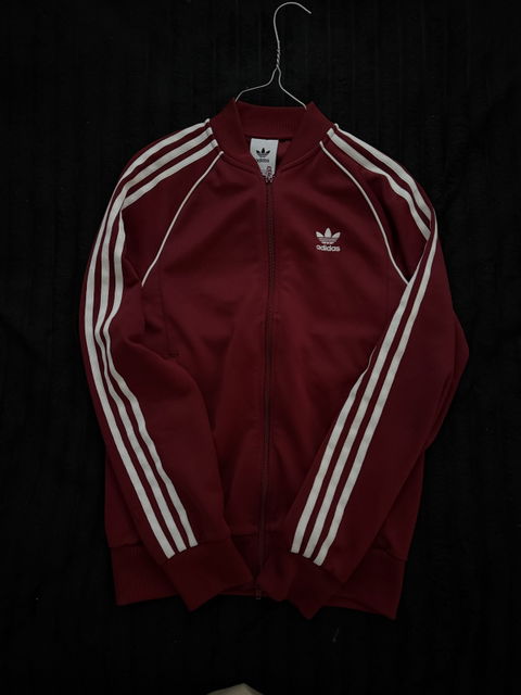 Chamarra Adidas Roja con Rayas Blancas
