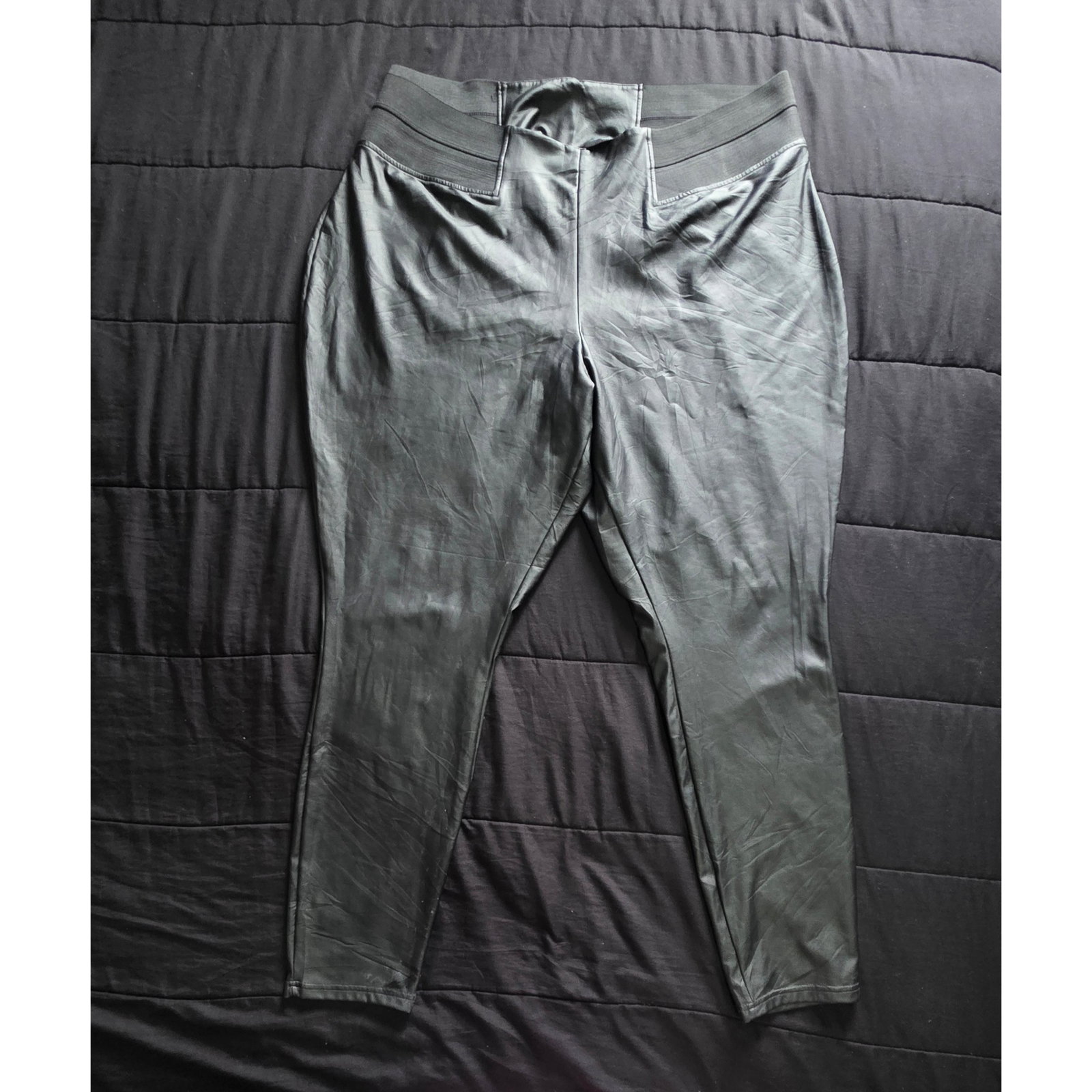 PANTALON NEGRO EFECTO PIEL