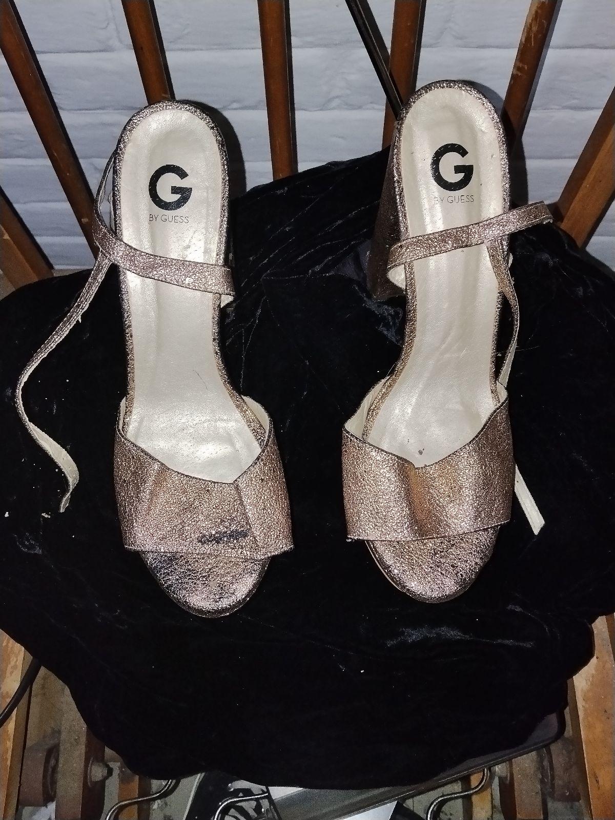 Zapatos de tacón G by Guess en color dorado