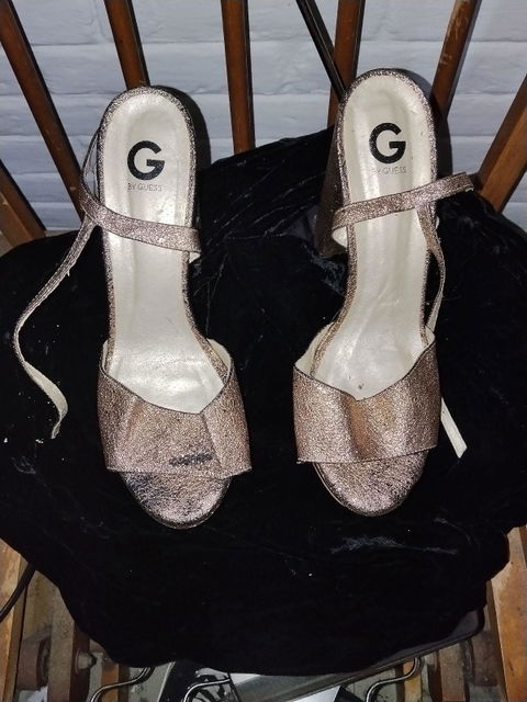Zapatos de tacón G by Guess en color dorado