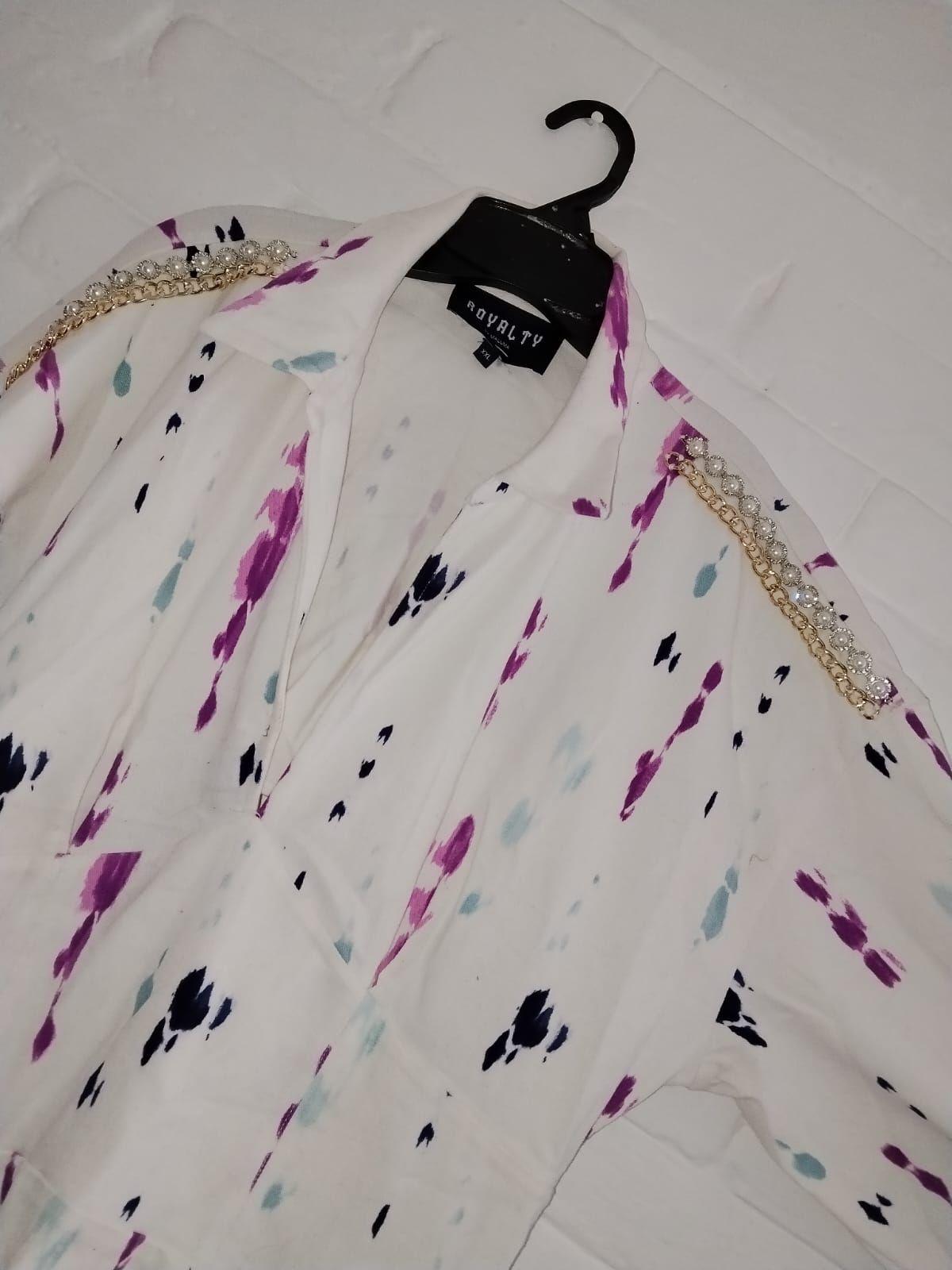 Camisa de mujer con detalles en perlas y estampado colorido