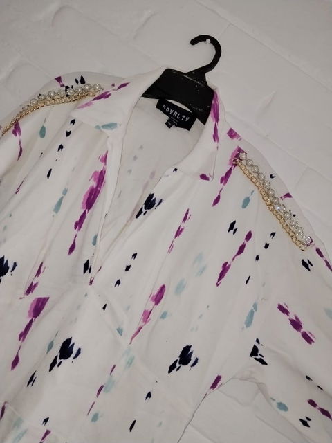 Camisa de mujer con detalles en perlas y estampado colorido