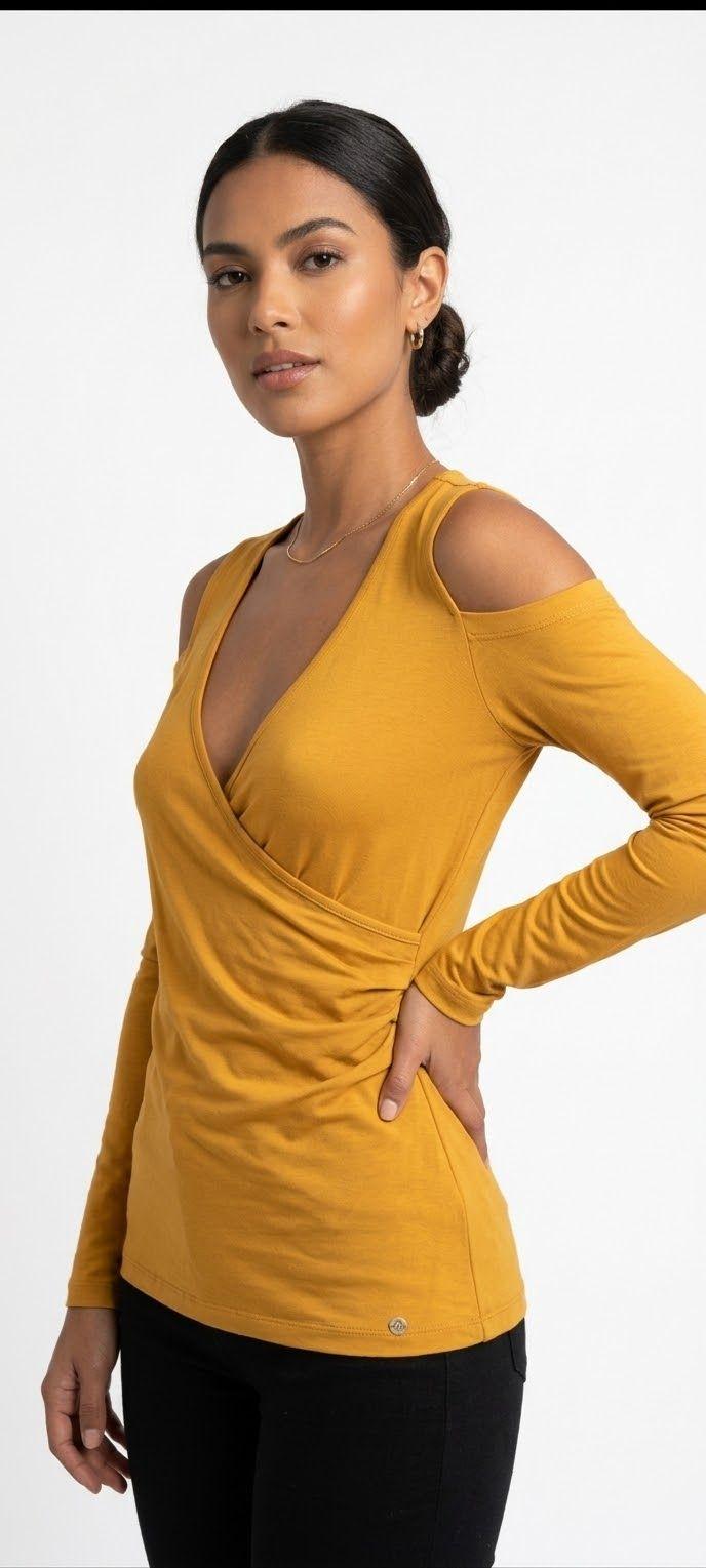 Blusa amarilla mostaza con hombros descubiertos talla S