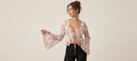 Blusa de flores con mangas acampanadas