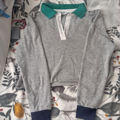 Camisa suéter gris con cuello verde
