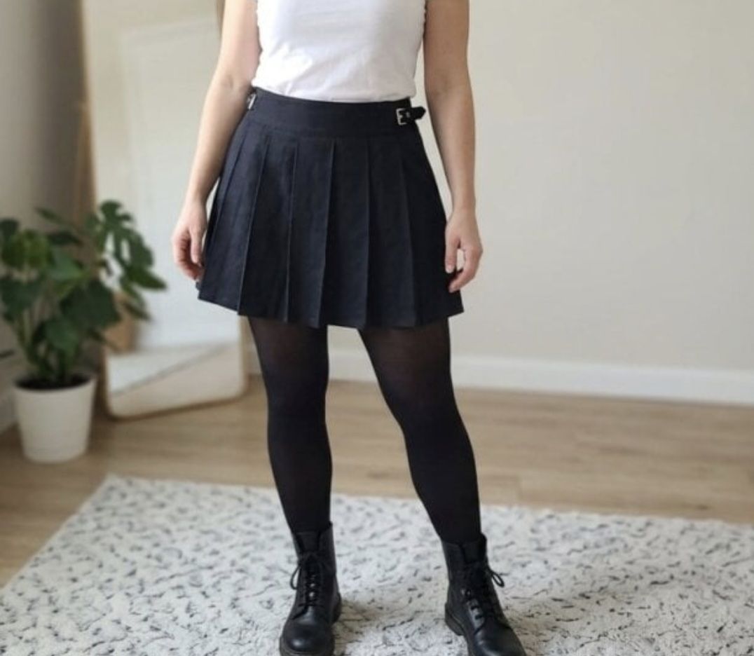 Falda corta negra con pliegues Larry Levine talla 6