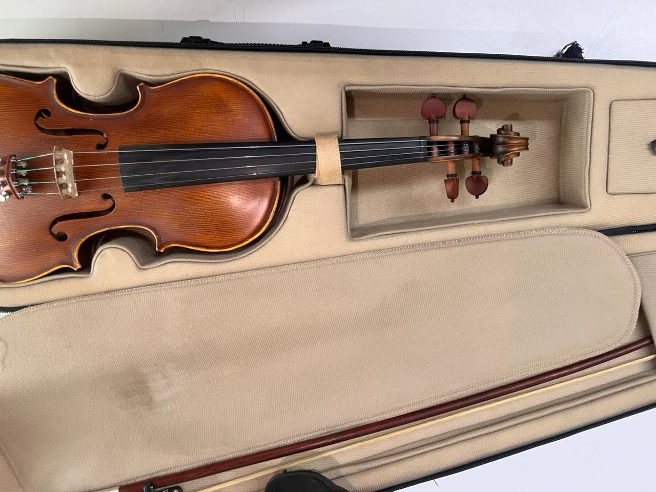 Violín 4/4 en excelente estado con estuche y arco