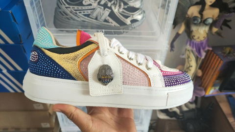 Tenis Kurt Geiger colorido con detalles brillantes