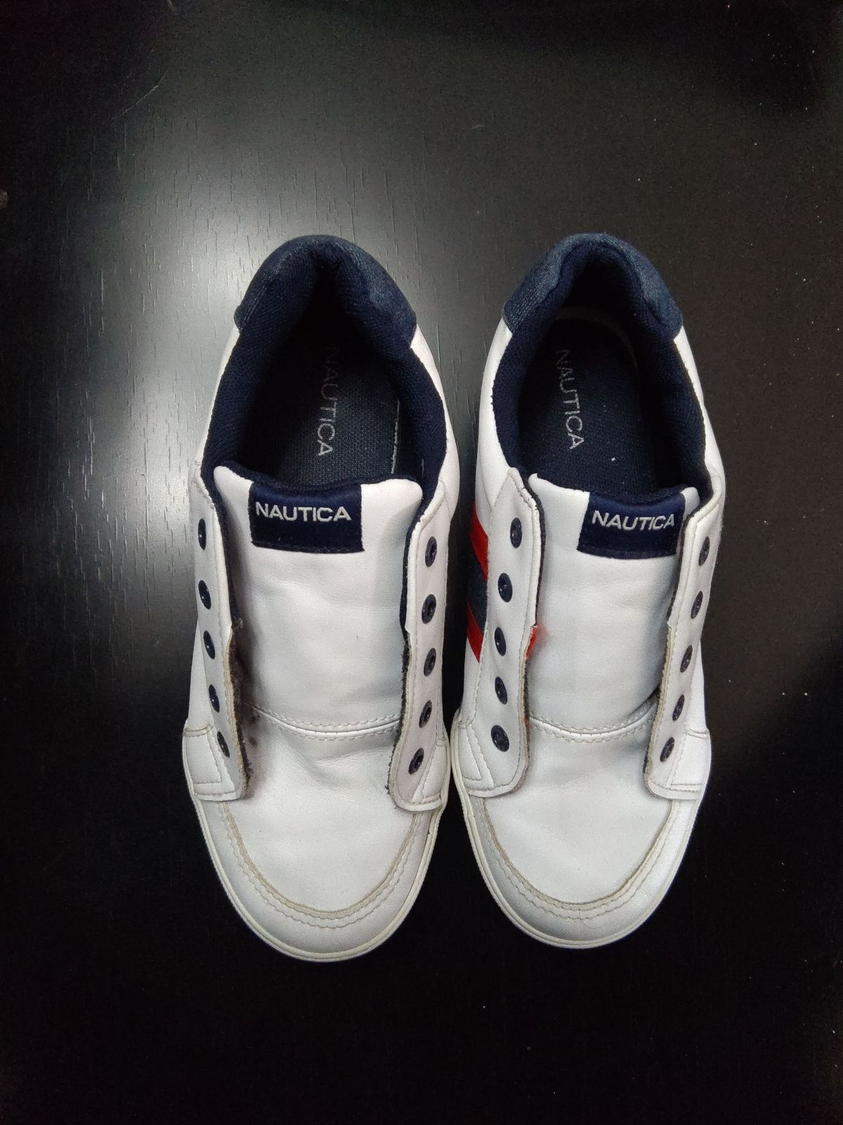 Tenis Nautica blancos con detalles rojos y azules