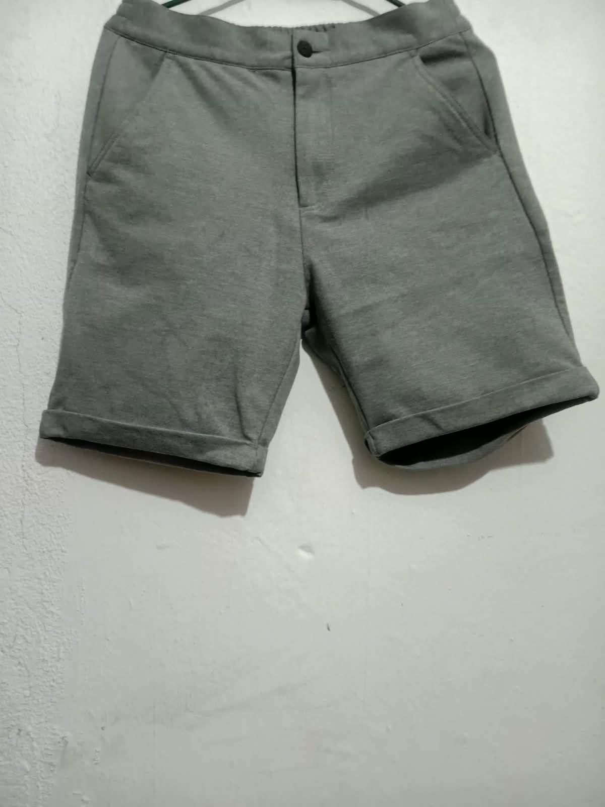 Short gris en excelente estado, solo usado una vez