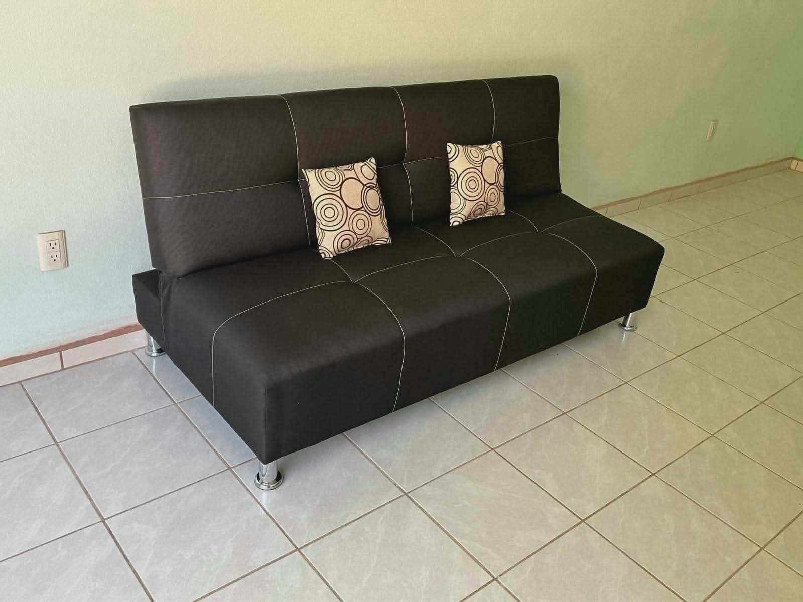 Sofá cama negro nuevo con cojines decorativos