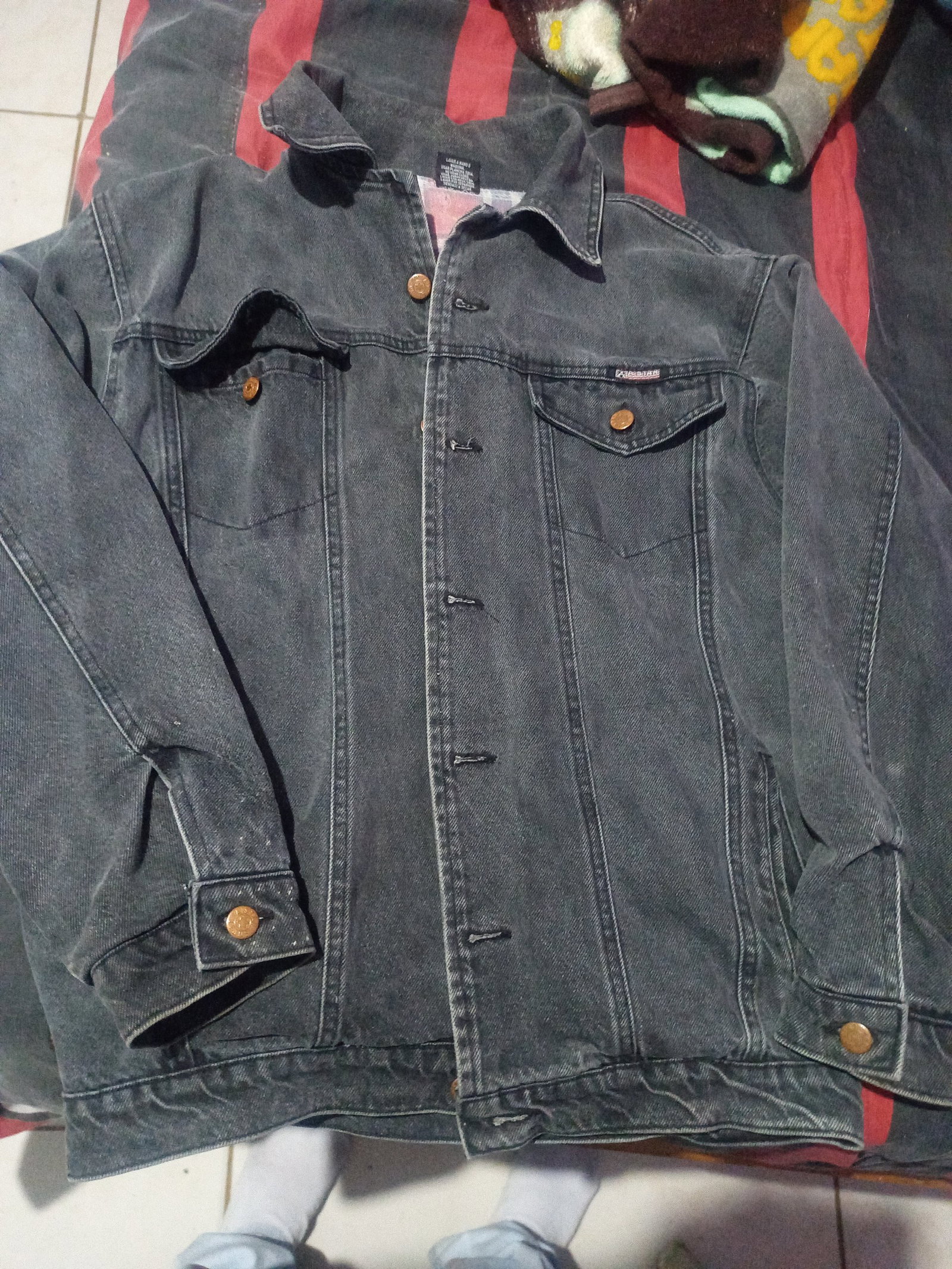 Chamarra de mezclilla de hombre Converse color gris