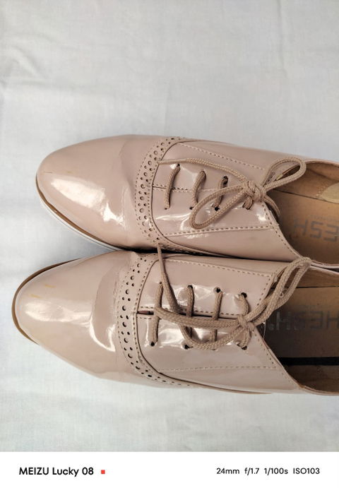 Zapatitos color beige charol talla #24