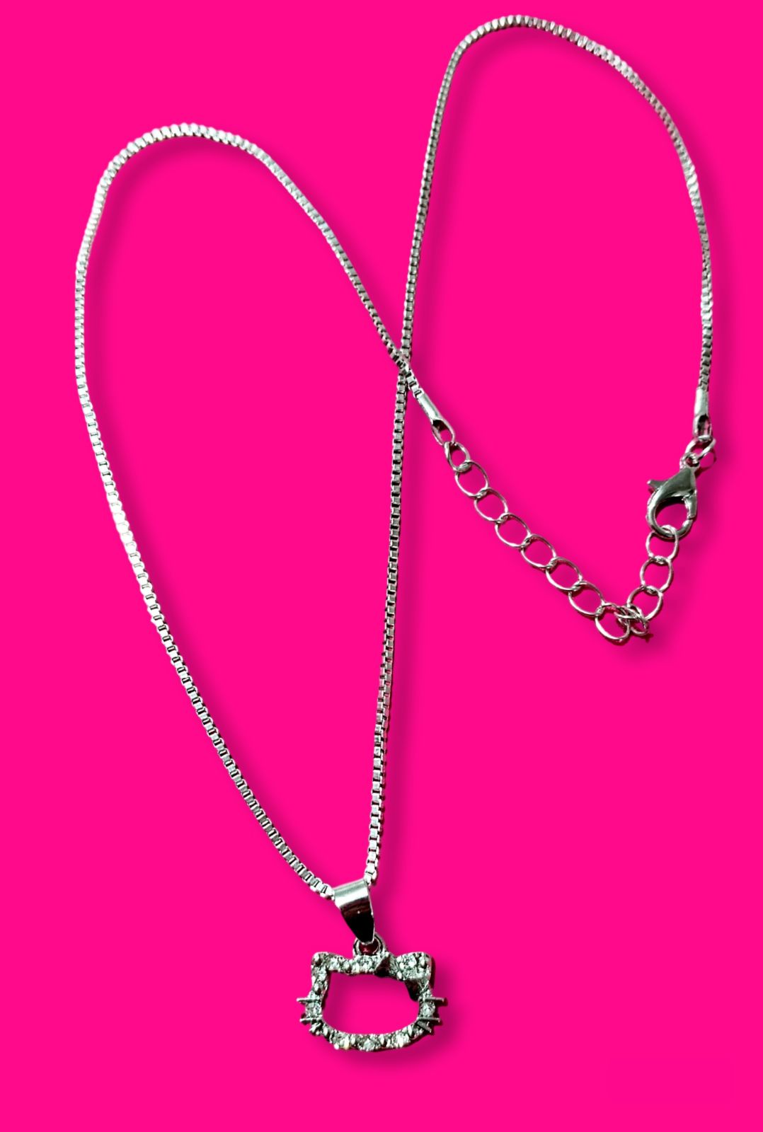 Collar Hello Kitty con detalles brillantes