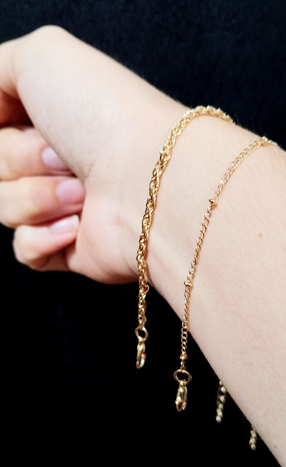 Pulsera de cadena dorada con detalles elegantes