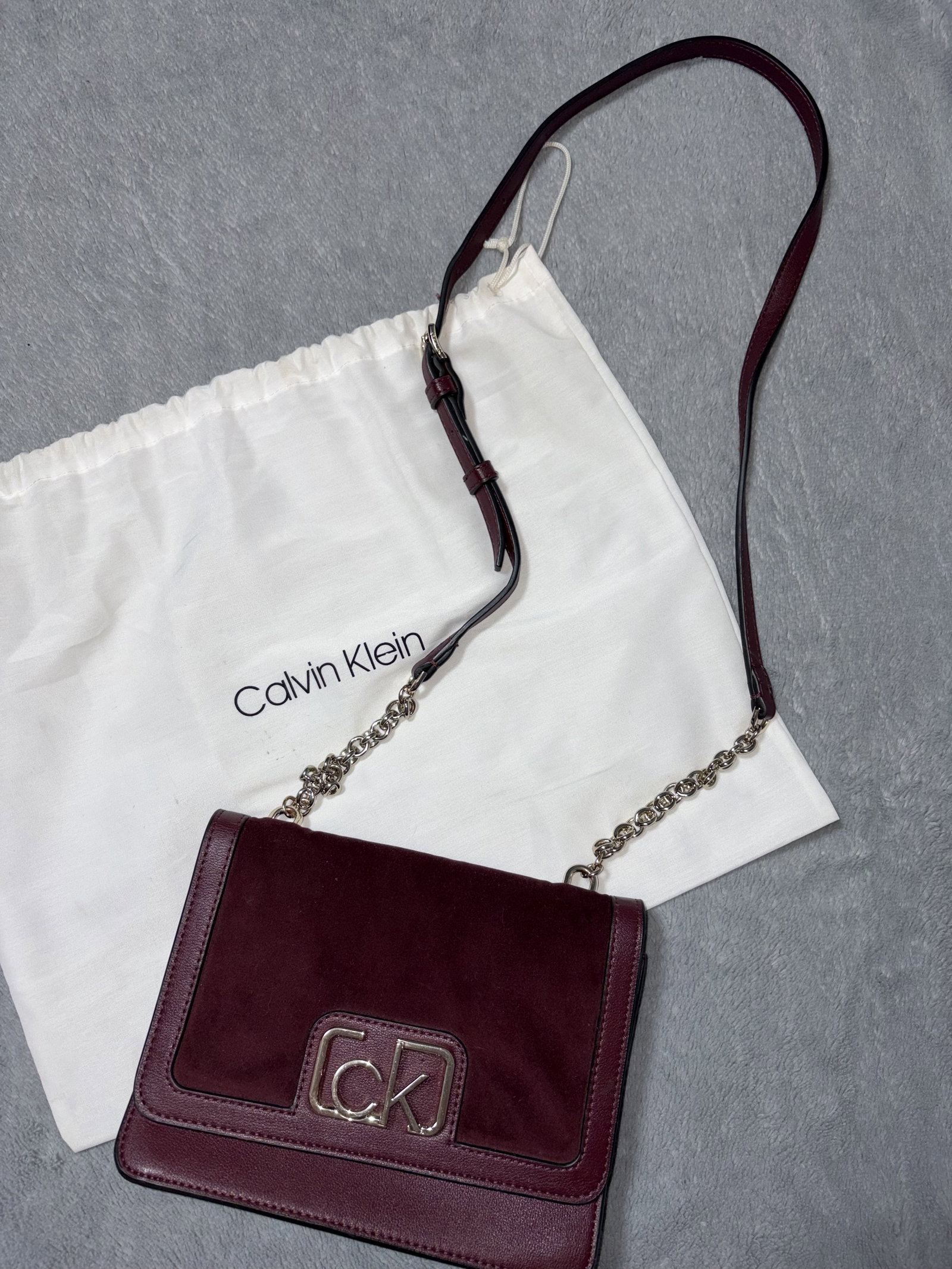 Bolso Crossbody Calvin Klein Color Vino en Buen Estado