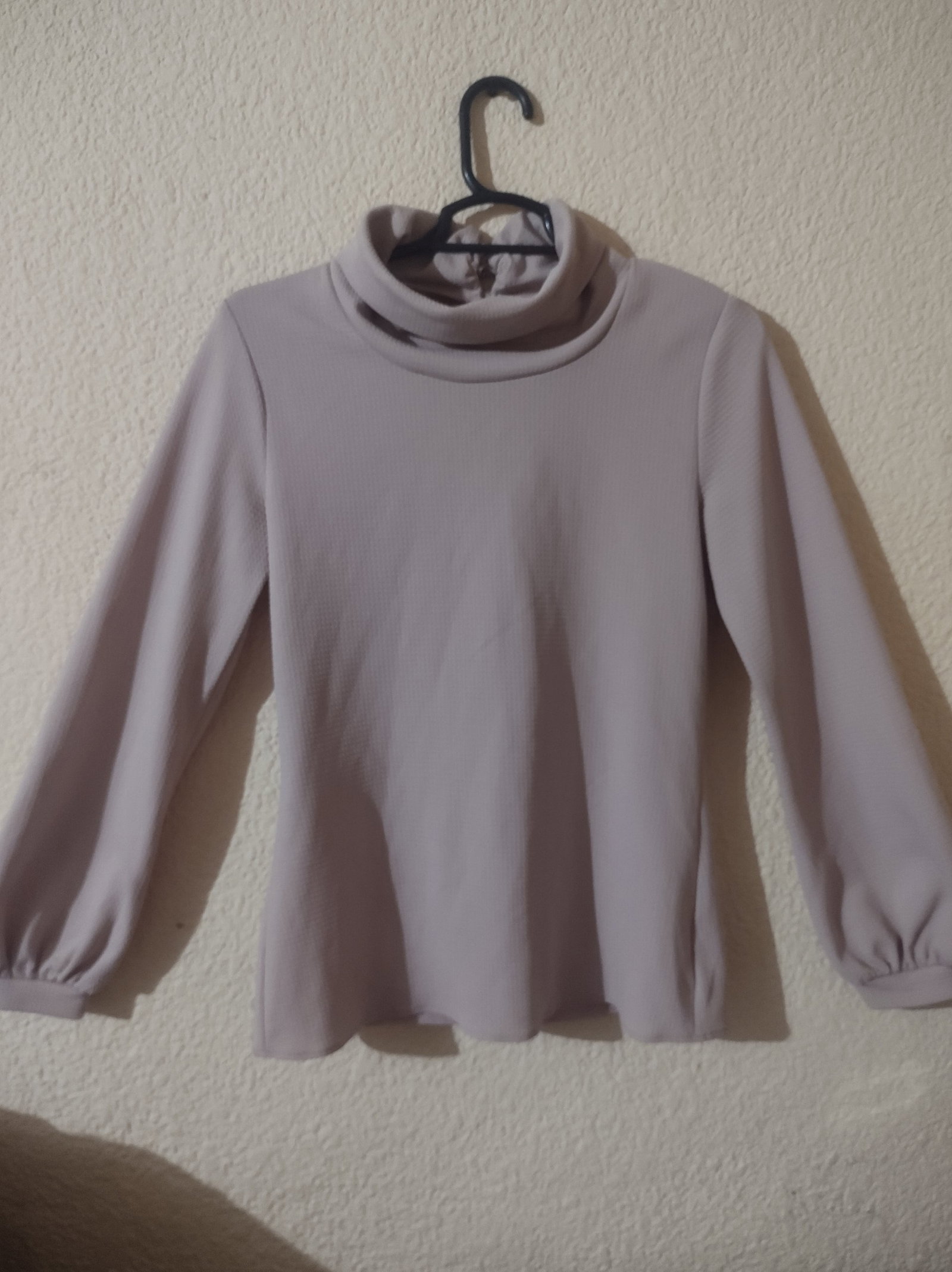 Blusa Elegante Rosada con Cuello de Tortuga