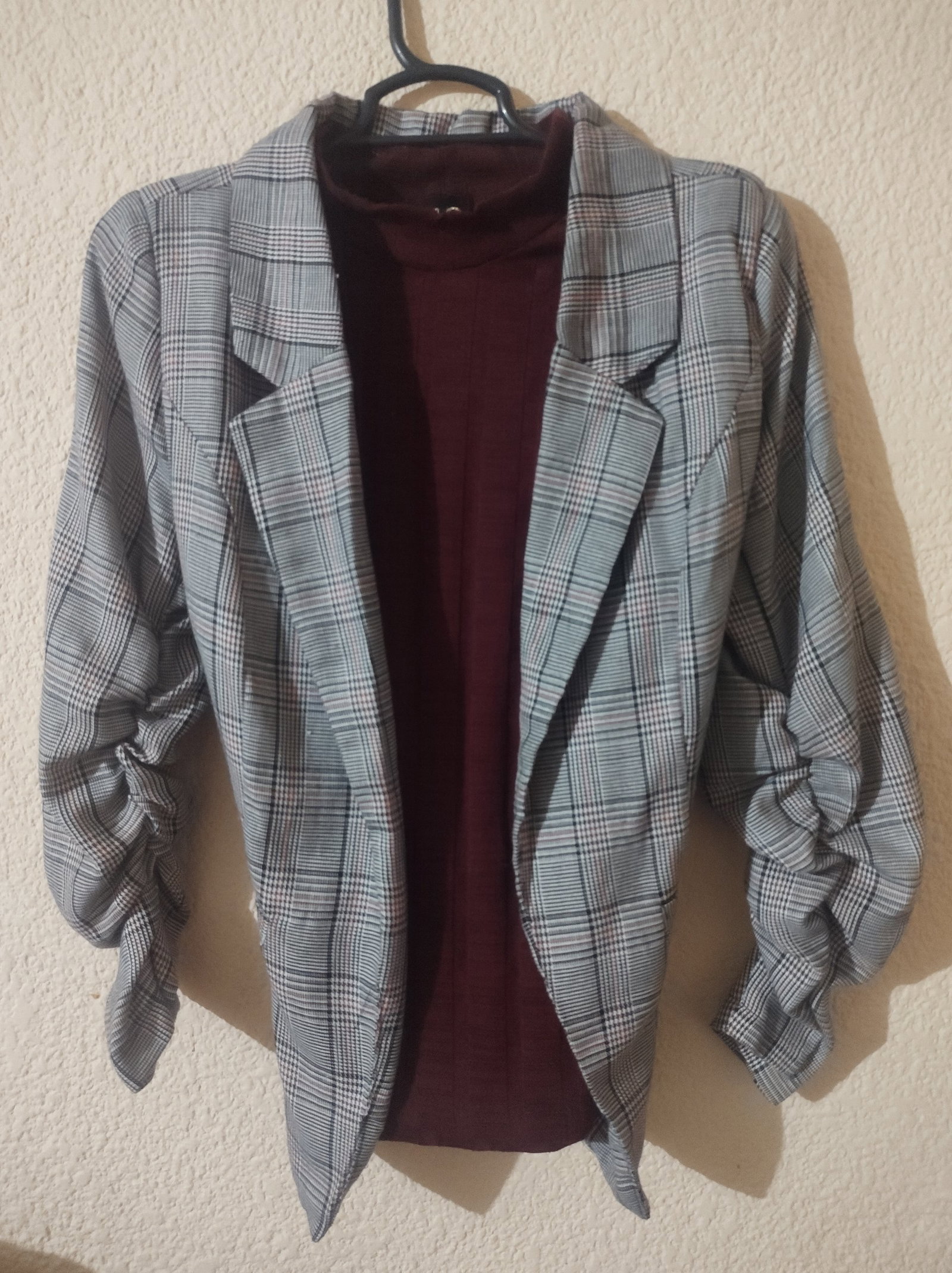 Blazer gris de mangas fruncidas Sahara en buen estado