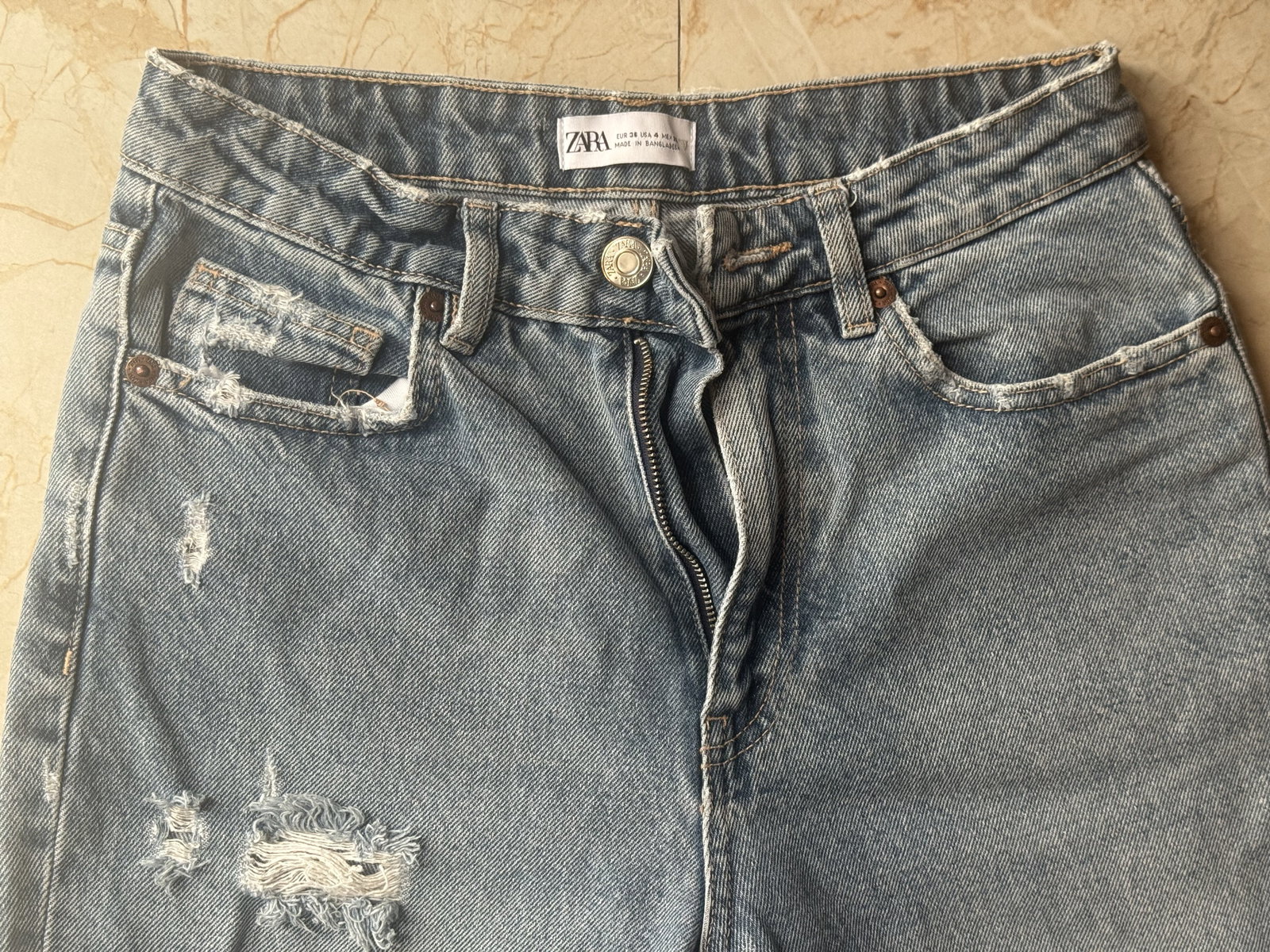 Mom Jeans Rotos ZARA Talla 26 (S) en Buen Estado