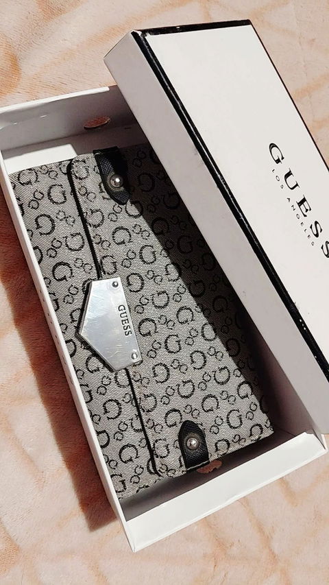 Cartera/Clutch GUESS Original - Diseño Monograma Neutro