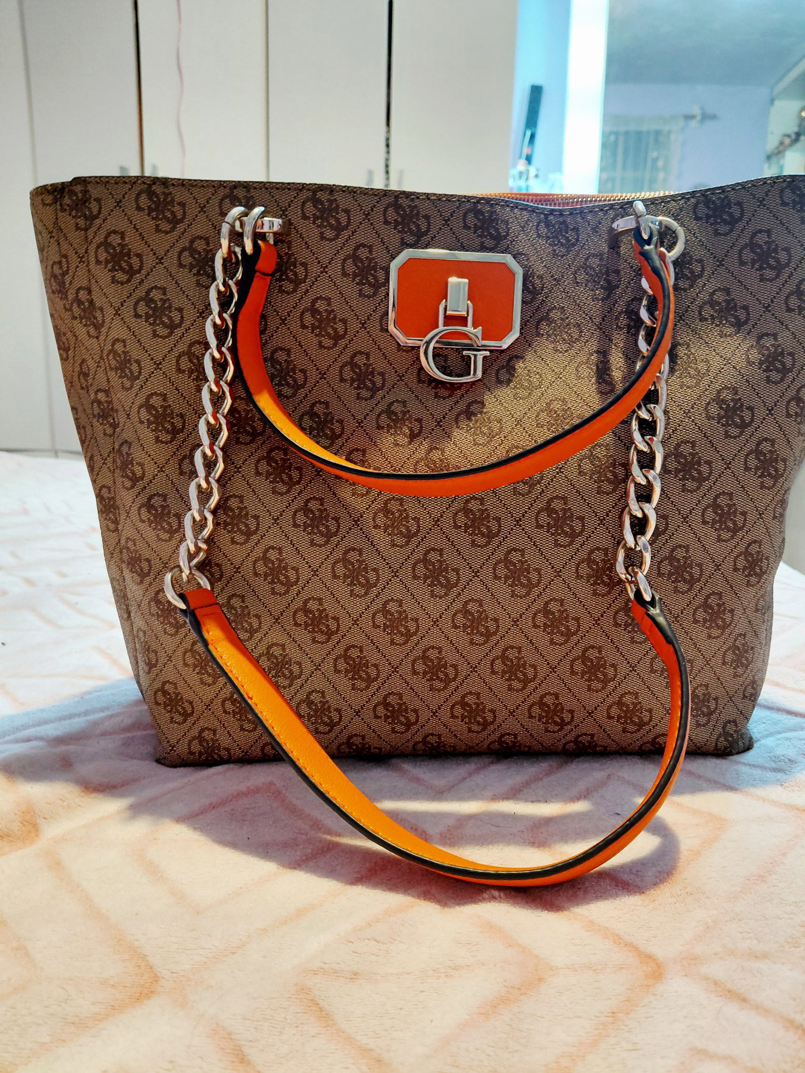 Bolso Tote Guess Estampado Café con Detalles Naranjas