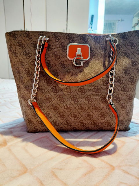 Bolso Tote Guess Estampado Café con Detalles Naranjas