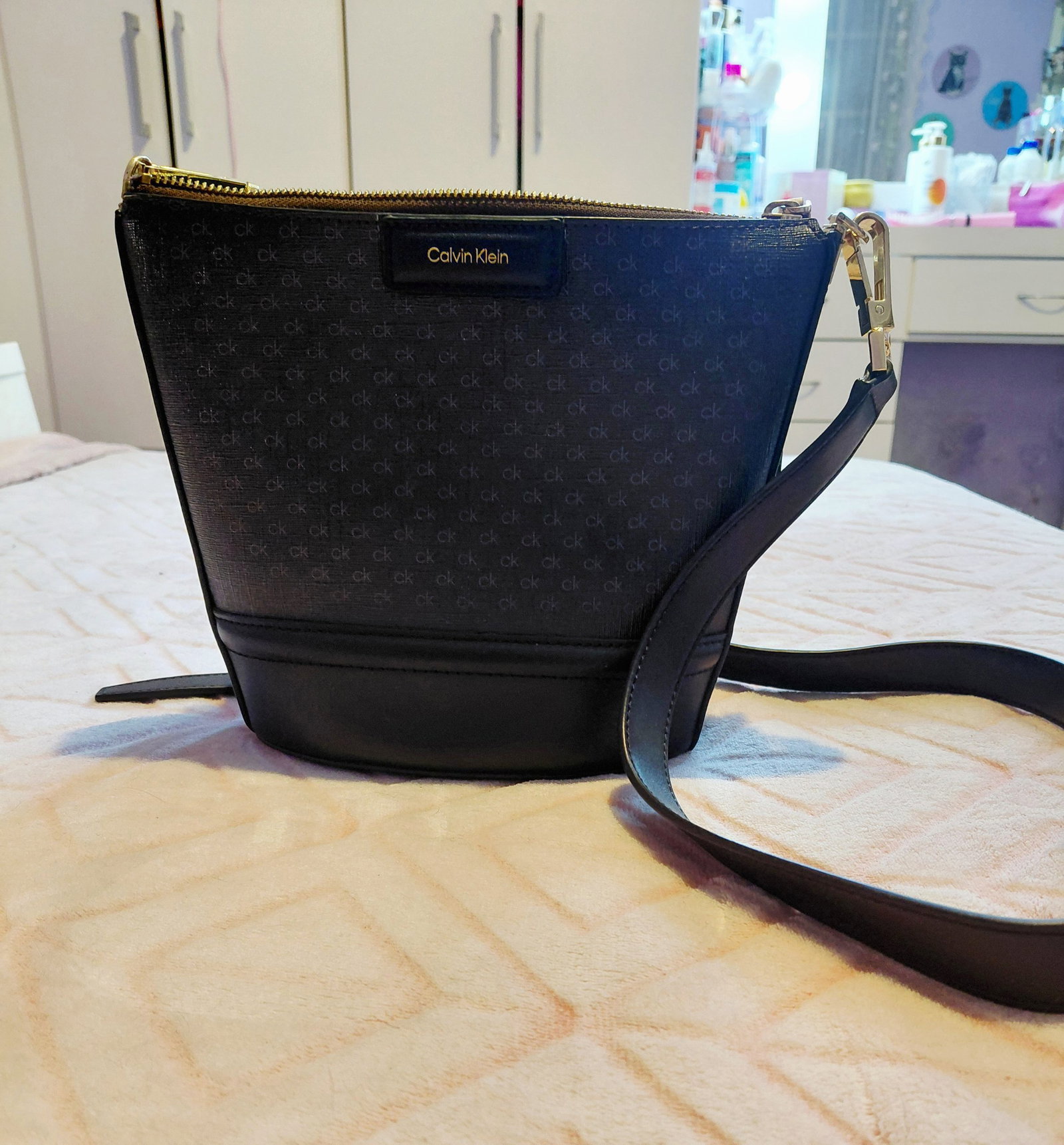 Bolso Crossbody Calvin Klein con Estampado Monograma