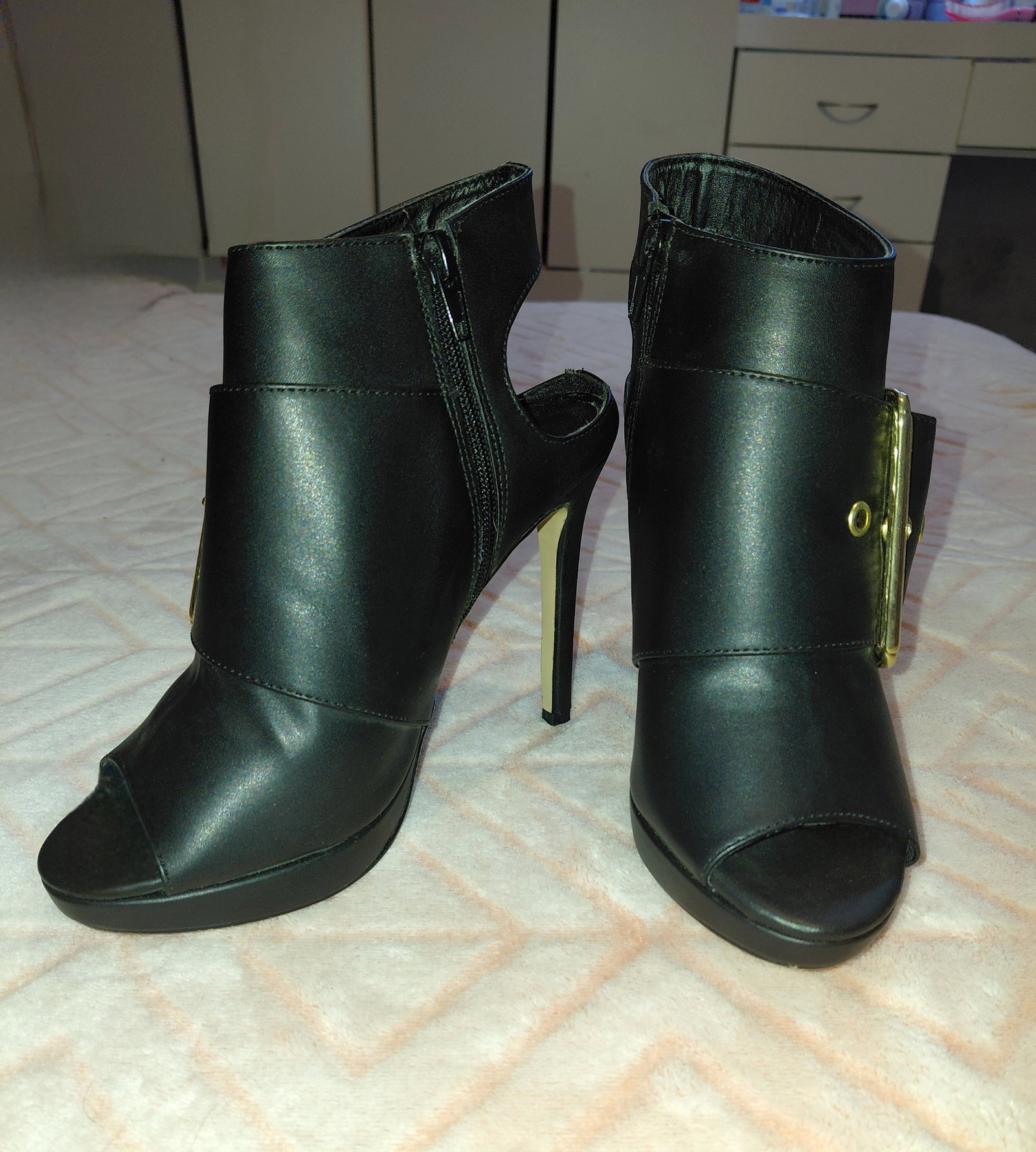 Botines Peep-Toe Negros con Hebilla Dorada Talla 4 MX (7 US)