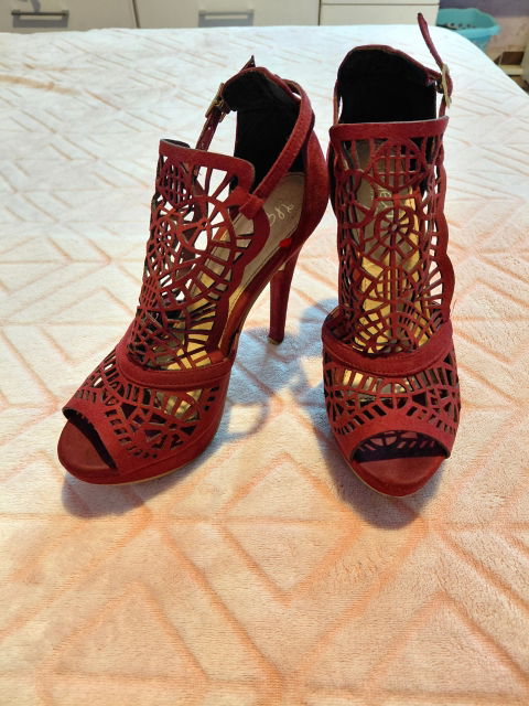 Tacones de Plataforma Rojos Cut-Out Talla 4 MX (7 US)
