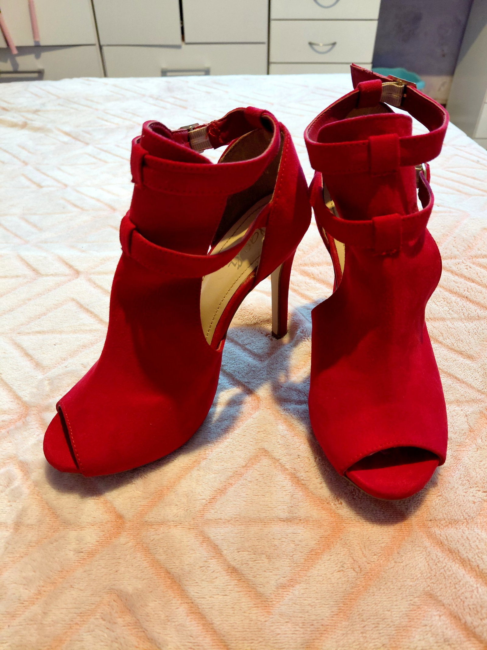 Botín Open Toe Rojo Vibrante Talla 4 MX (7 US) - Doble Hebilla Ajustable