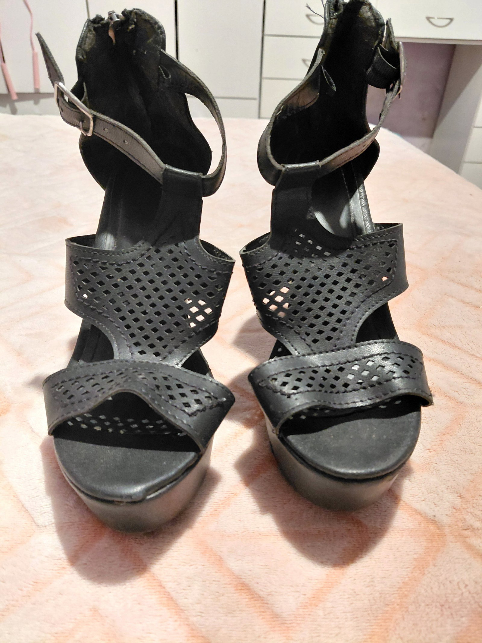 Sandalias de Plataforma con Corte Láser - Negro Mate Talla 4 MX