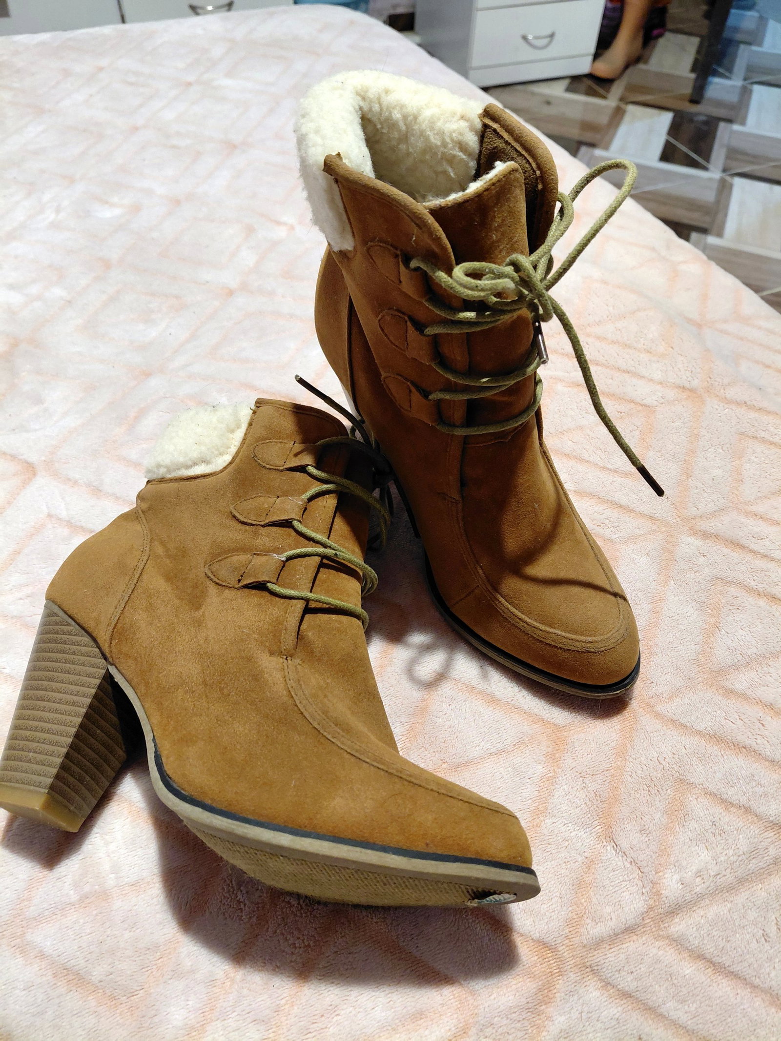 Botines de Gamuza Café Miel con Cuello de Borrego Sintético - Talla 4.5 MX
