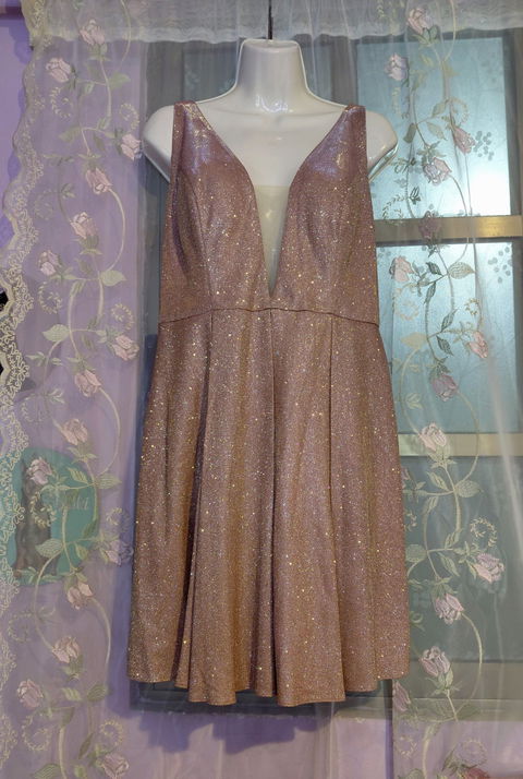 Vestido de Gala Corto Rosa Metalizado con Escote Profundo