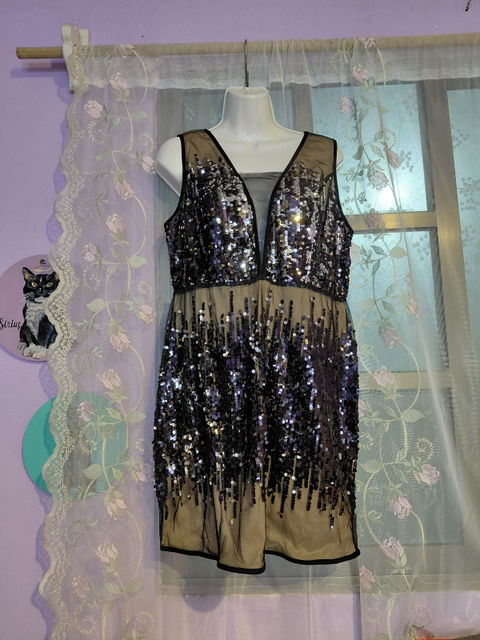 Vestido de Gala en Malla Negra con Bordado de Lentejuelas - Talla XL