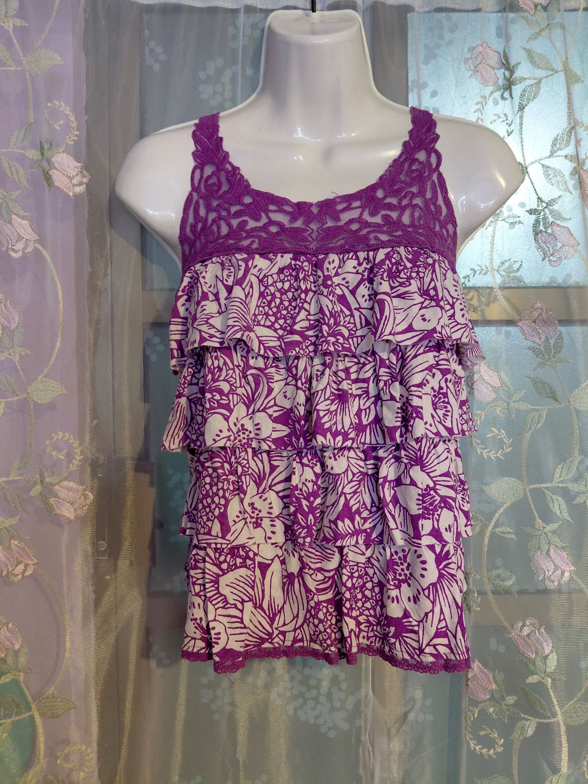 Blusa de Capas con Estampado Floral y Encaje Morado Talla M