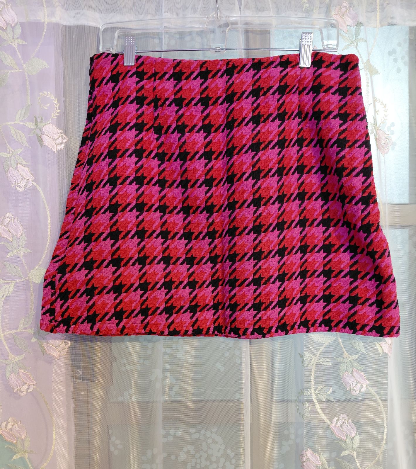 Falda Corta Estampada pata de gallo Fucsia, Rojo y Negro Talla L