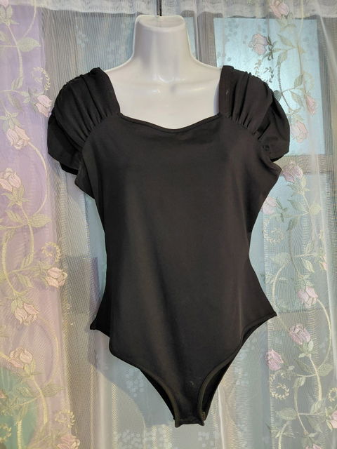 Body Negro Elegante con Cuello Cuadrado y Detalle de Plisado