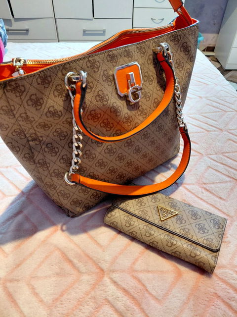 Set Guess Bolso Tote y Cartera con Estampado Monograma