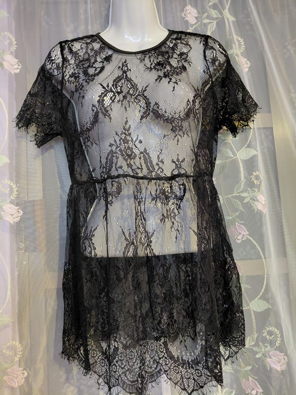 Blusa de Encaje Negro con Manga Corta - Talla XL