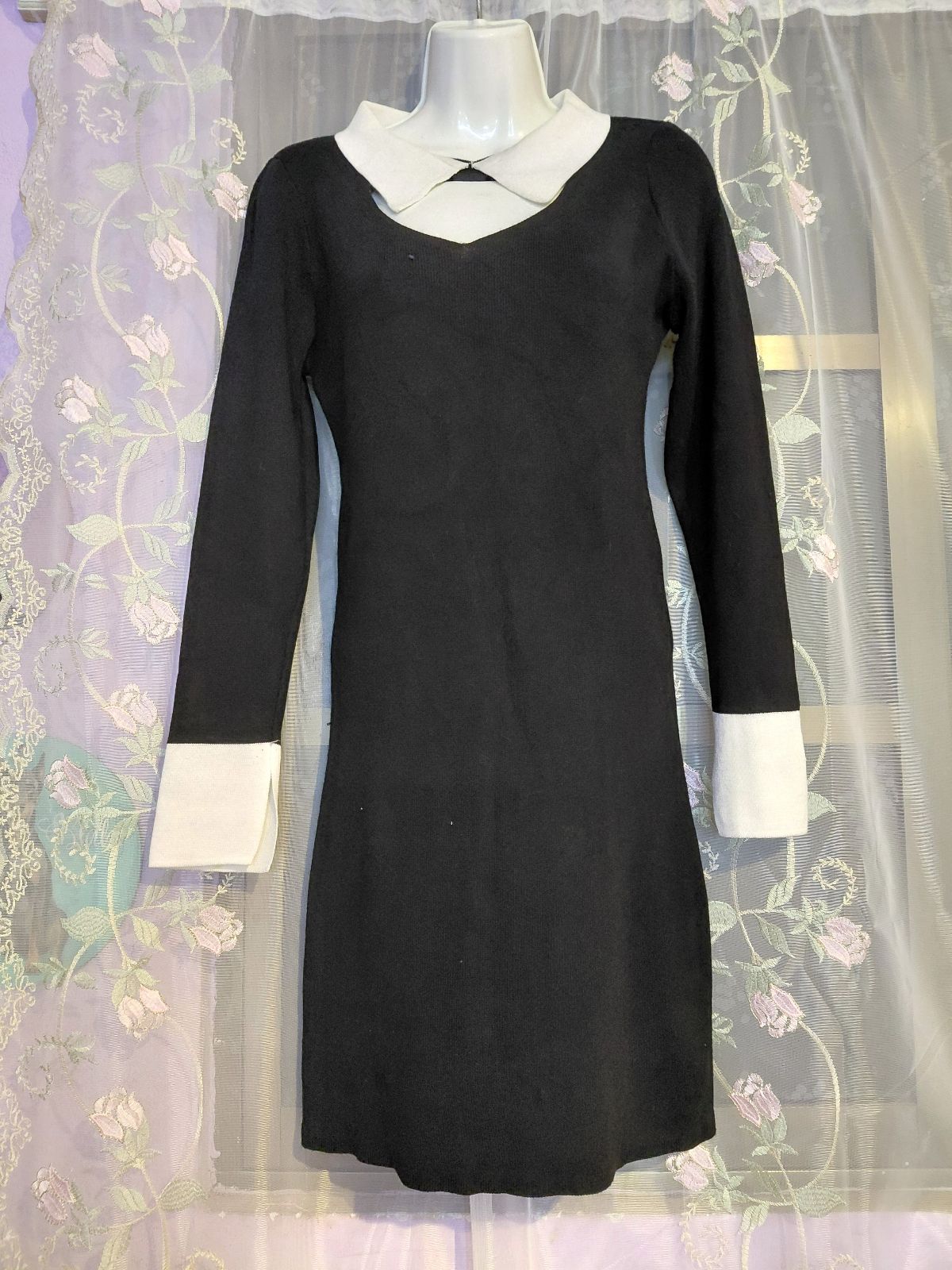 Vestido tipo shift negro con cuello y puños en contraste talla L