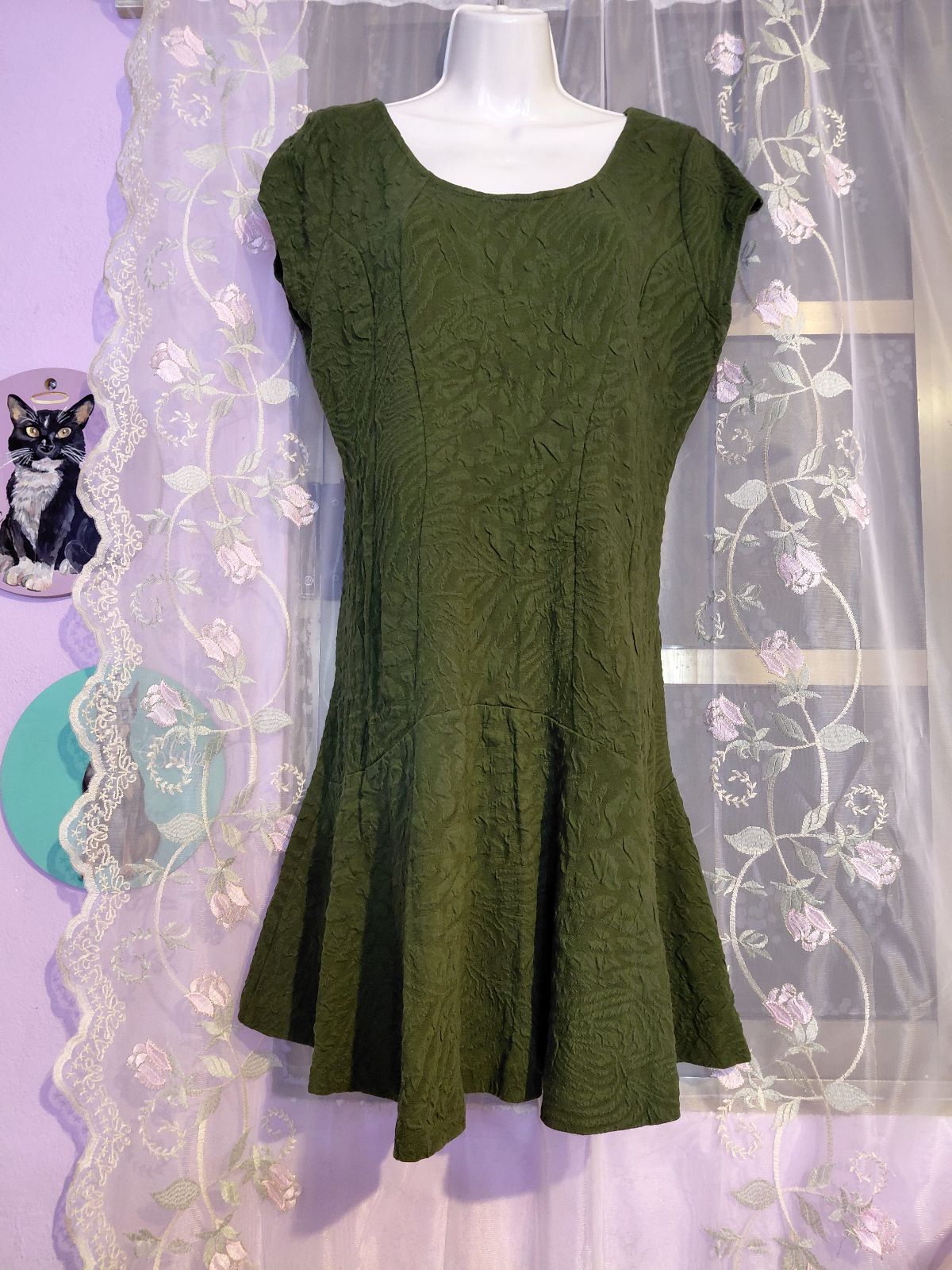 Vestido Texturizado Verde Oliva Talla M con Falda Peplum