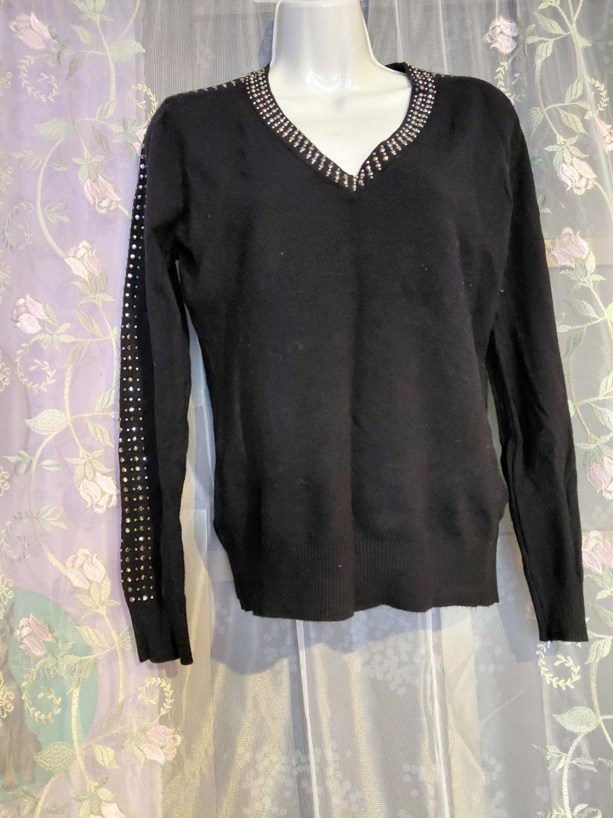 Suéter Negro con Detalles en Pedrería Talla M