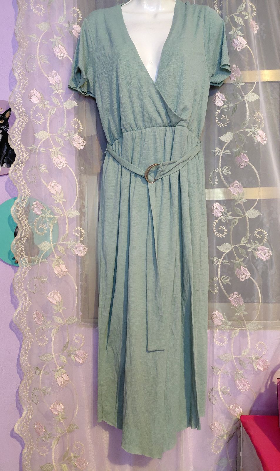 Maxivestido Verde con Cinturón y Abertura Frontal