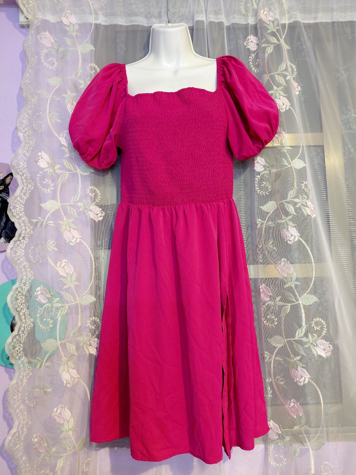 Vestido Fucsia con Abertura y Mangas Abullonadas Talla L